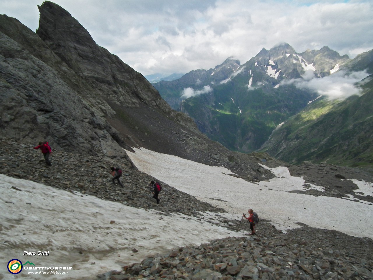 72 Aggiriamo la ripioda scivolosa striscia di neve del canalino.JPG